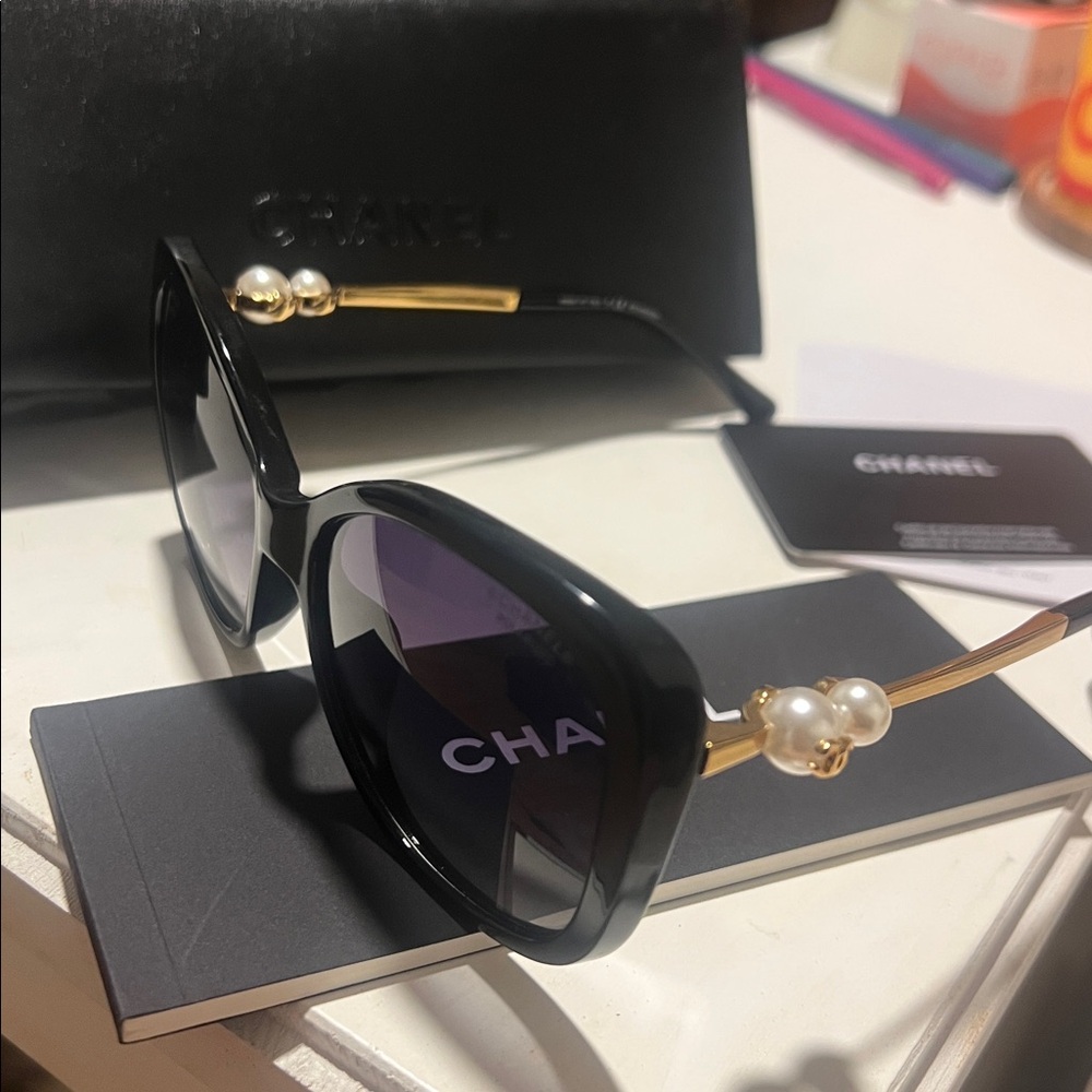CHANEL- Classic Pearl Sunglasses - Picture 9 of 11